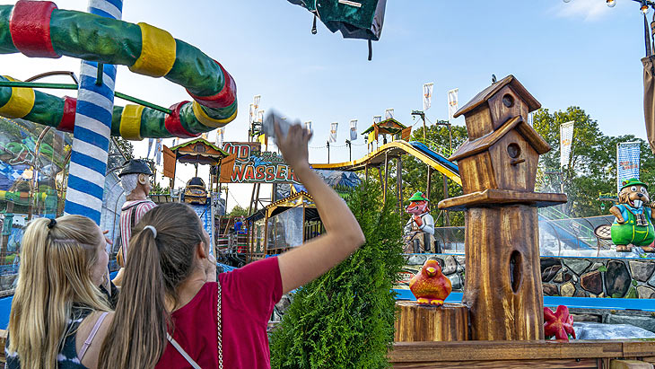 Oktoberfest 2024:  Jim & Jasper's Wild Wasser - die größte transportablen Wildwasserbahn Europas (©Foto: Konstantin Krenek)